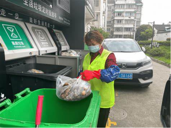 垃圾分拣员工作剪影